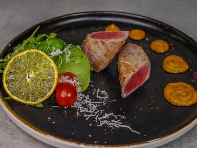 Стейк из тунца с соусом ахи