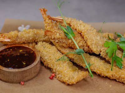 Хрустящие креветки с соусом гуанджоу