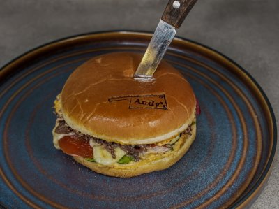 Бургер с томленой говядиной