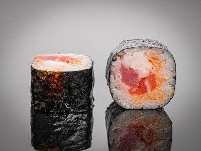 Ролл с креветкой, тунцом и лососем с икрой