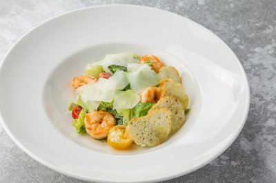 Салат Цезарь с креветками