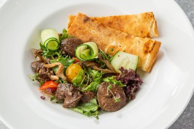 Салат с куриной печенью и фокаччей