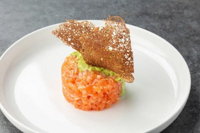 Тартар из лосося с авокадо