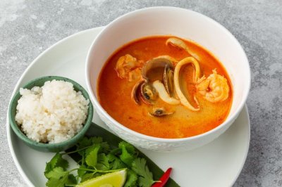 Том-ям с морепродуктами и японским рисом