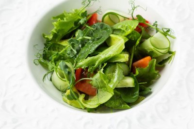 Зеленый салат с авокадо, томатами и медово-цитрусовой заправкой