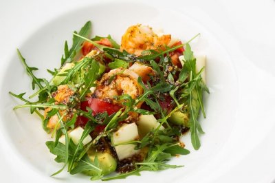 Салат с креветками, авокадо, томатами и моцареллой