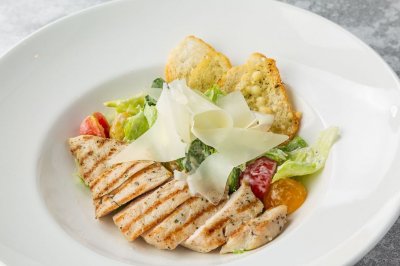 Салат Цезарь с куриной грудкой