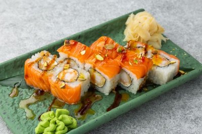 Ролл с креветкой темпура и лососем под манговым соусом