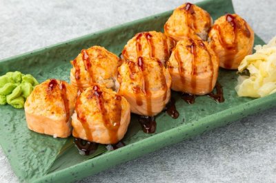 Ролл запеченный с лососем и креветкой