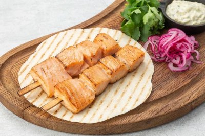 Шашлык из лосося с соусом тартар