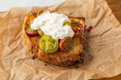 Брускетта с томатами и страчателлой