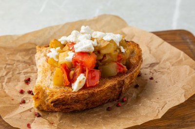 Брускетта с баклажанамии и брынзой
