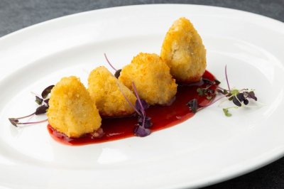 Жареный сулугуни с соусом малина чили