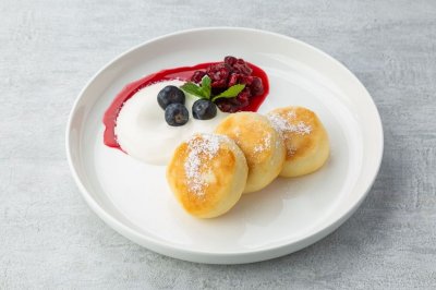 Сырники с вишневым вареньем и сметаной