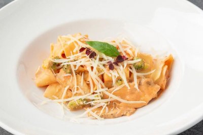 Парпаделле с цыпленком и брокколи