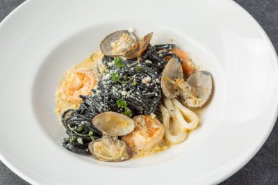 Черные спагетти с морепродуктами в соусе Том ям