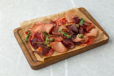 Тарелка мясных деликатесов
