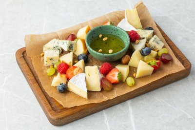 Тарелка сырных деликатесов