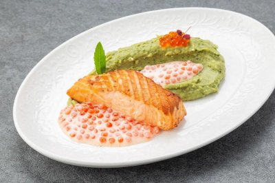 Стейк из лосося с икорным соусом и картофельным пюре с песто