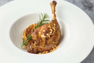 Утиная ножка конфи с картофельным гратеном