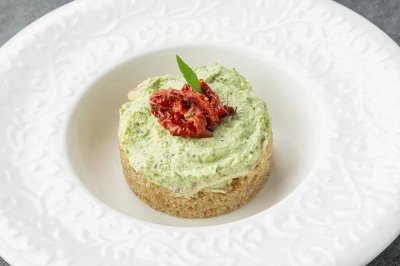 Цыпленок су-вид со сливочным песто и вялеными томатами