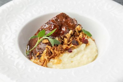 Томленая говяжья грудина с картофельным пюре и соусом "Порто"