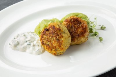 Котлеты из щуки с картофельным пюре и песто