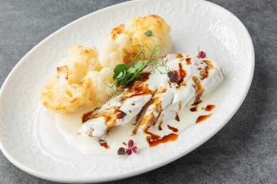 Куриная грудка су-вид с цветной капустой и сливочным соусом