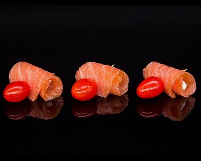 Рулетики с копченым лососем, сыром, помидором