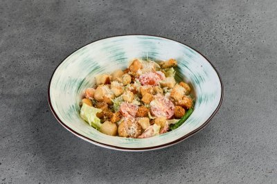 Салат Цезарь с гребешком и креветками