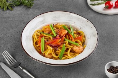 Wok с лапшой с креветками