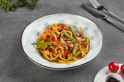 Wok с лапшой с курицей