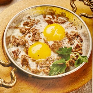 Яичница с вяленым мясом из Галата