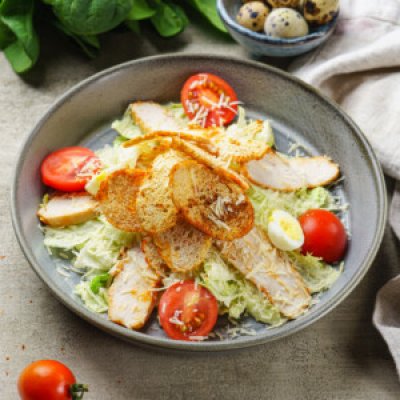 Цезарь с курицей из Галата