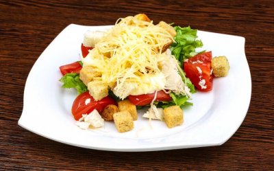 Салат Цезарь с куриной грудкой