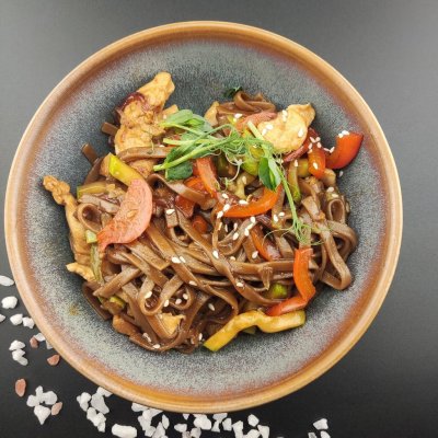 Соба с куриным филе, овощами и соусом терияки. Блюдо от Шефа