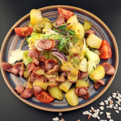 Салат с охотничьими колбасками