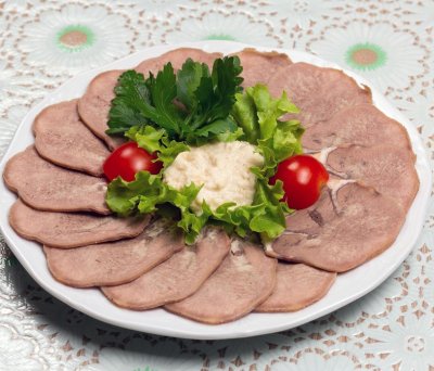 Язык отварной с хреном