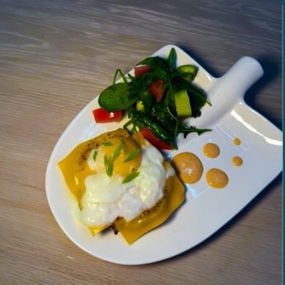 Бифштекс рубленый с чеддером и яйцом пашот
