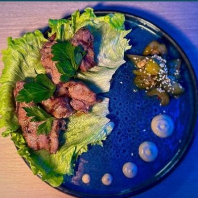 Шашлык из свинины с битыми огурцами и соусом цезарь