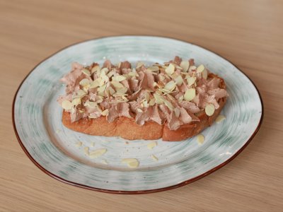 Бриошь со сливочно-шоколадным соусом и минадлем