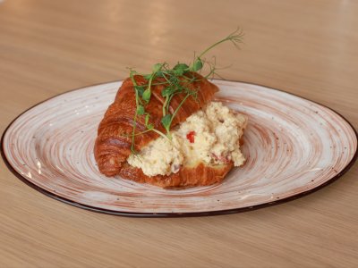 Круассан со скремблом, беконом и сладкими томатами