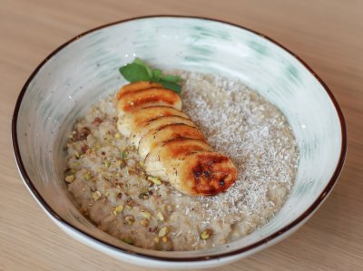 Овсяная каша на кокосовом молоке с бананом и фисташками