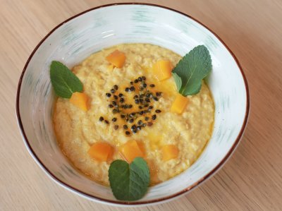 Овсяная каша с манго и маракуйей