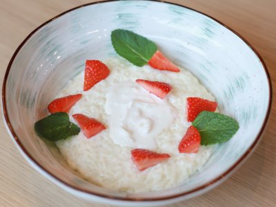 Рисовая каша со страчателлой и клубникой