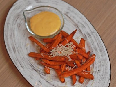 Хрустящий батат с пармезаном и манговым соусом