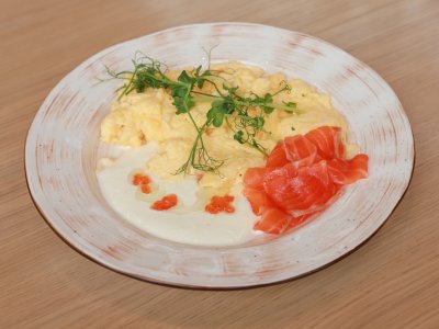 Скрэмбл с лососем, сырно-сливочным соусом и красной икрой