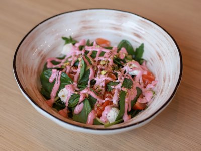 Салат с лососем, малиновым айоли, рукколой и фисташкой