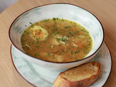Куриный суп с лапшой и перепелиным яйцом