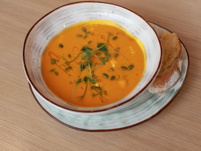 Тыквенный крем-суп с креветками и брынзой